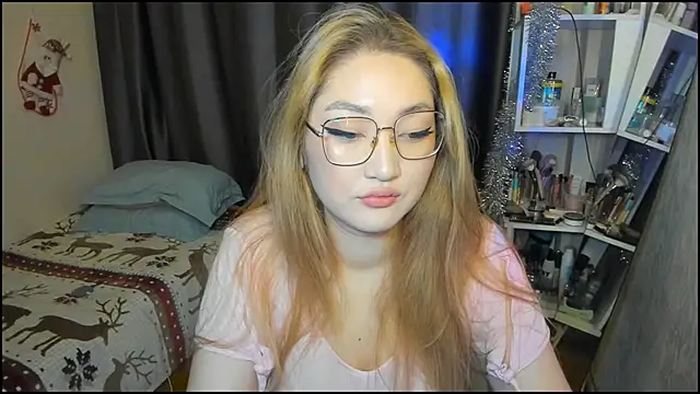 lyra x online show from December 17, 1:44 am