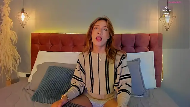 victoria decapri online show from October 3, 9:12 pm