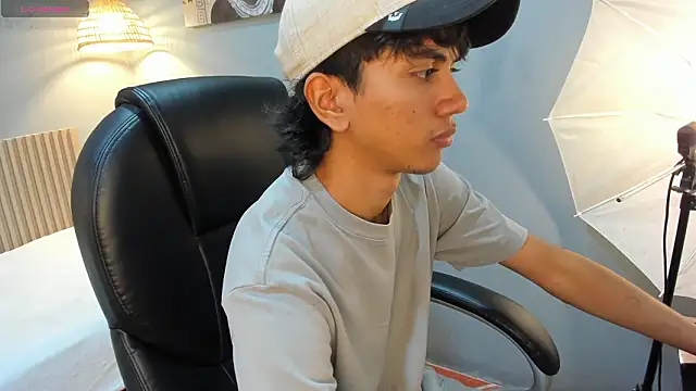 Snapshot of markbowie chatting on March 14, 7:19 pm markbowie online show from March 14, 7:19 pm