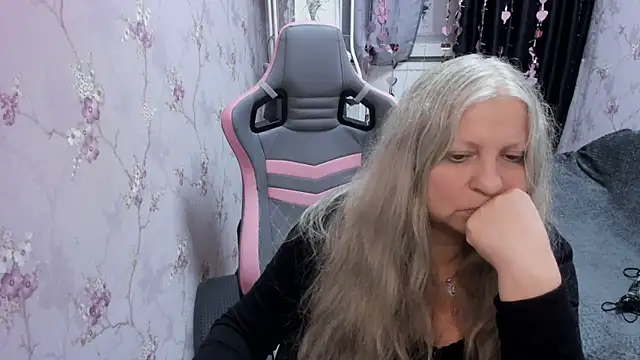 Snapshot of silver_moon_light chatting on September 24, 5:49 pm silver moon light online show from September 24, 5:49 pm