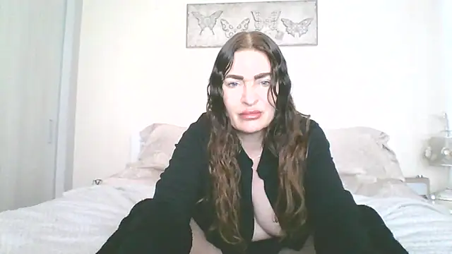 Snapshot of EllaKent chatting on April 10, 8:08 am EllaKent online show from April 10, 8:08 am