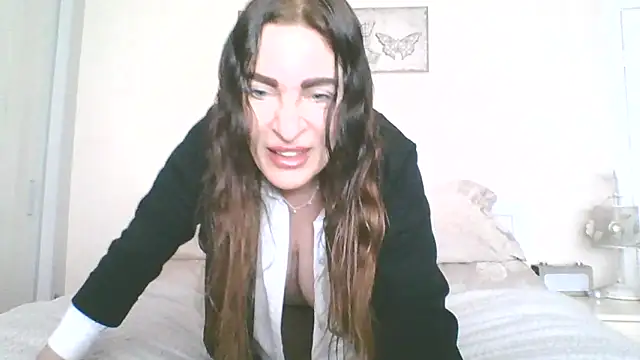Snapshot of EllaKent chatting on April 15, 8:43 am EllaKent online show from April 15, 8:43 am