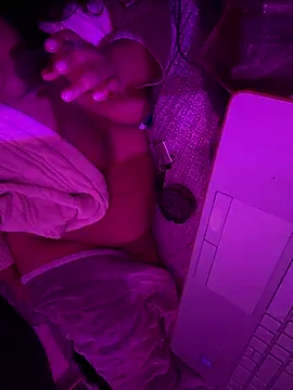 Snapshot of 1n0nlythroat chatting on October 17, 3:25 pm 1n0nlythroat online show from October 17, 3:25 pm