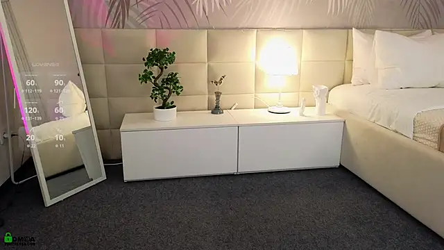 LolaPrise online show from December 3, 1:35 am