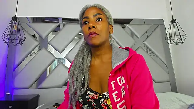 Lorenn Hill online show from December 20, 1:07 pm