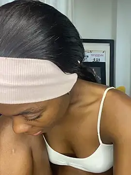 Snapshot of prettydollyy chatting on March 6, 7:27 am prettydollyy online show from March 6, 7:27 am