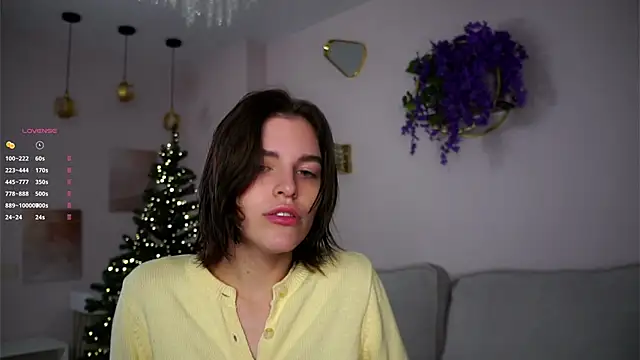 Snapshot of EleneButton chatting on December 21, 1:02 am EleneButton online show from December 21, 1:02 am