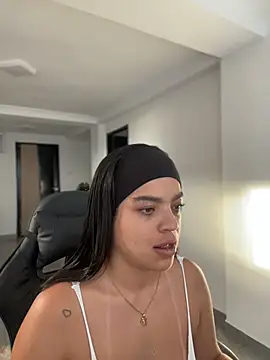 Snapshot of JuanitaMore01 chatting on April 2, 10:07 pm JuanitaMore01 online show from April 2, 10:07 pm