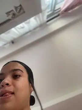 Snapshot of JuanitaMore01 chatting on April 5, 8:28 pm JuanitaMore01 online show from April 5, 8:28 pm