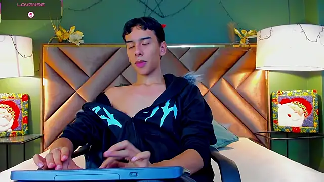 Aiden Royce online show from December 18, 10:16 pm