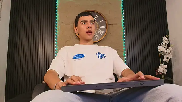 Aiden Royce online show from April 4, 11:46 pm