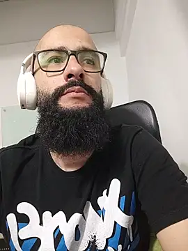 Snapshot of FranccoJ chatting on November 6, 12:11 am FranccoJ online show from November 6, 12:11 am