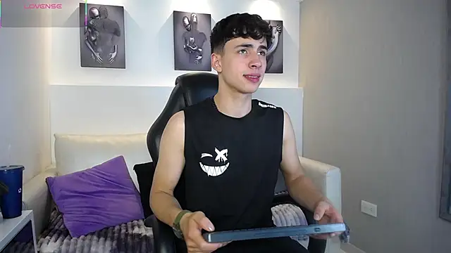 AdrianRinaldi online show from November 12, 8:08 pm