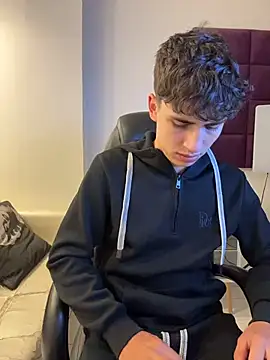 AdrianRinaldi online show from December 5, 8:05 pm