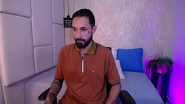 Snapshot of Hisoka_011 chatting on February 13, 7:54 pm Hisoka 011 online show from February 13, 7:54 pm