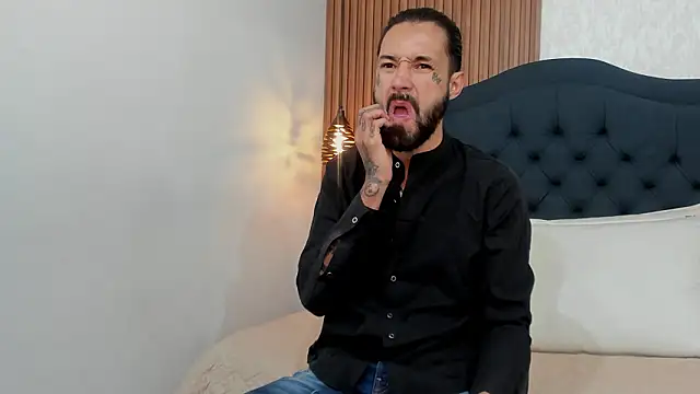 Snapshot of Hisoka_011 chatting on February 15, 12:58 pm Hisoka 011 online show from February 15, 12:58 pm