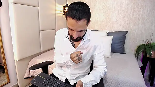 Snapshot of Hisoka_011 chatting on February 16, 7:32 pm Hisoka 011 online show from February 16, 7:32 pm