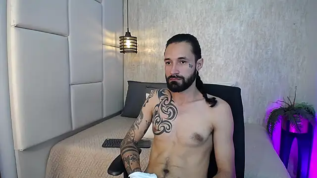 Snapshot of Hisoka_011 chatting on February 18, 8:27 pm Hisoka 011 online show from February 18, 8:27 pm