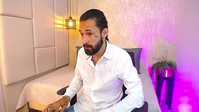 Snapshot of Hisoka_011 chatting on March 1, 2:35 am Hisoka 011 online show from March 1, 2:35 am