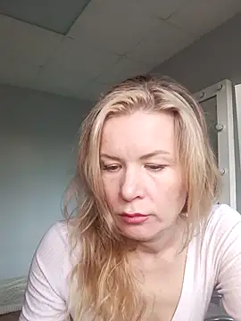 Snapshot of Julia_Giulia chatting on March 21, 3:48 pm Julia Giulia online show from March 21, 3:48 pm