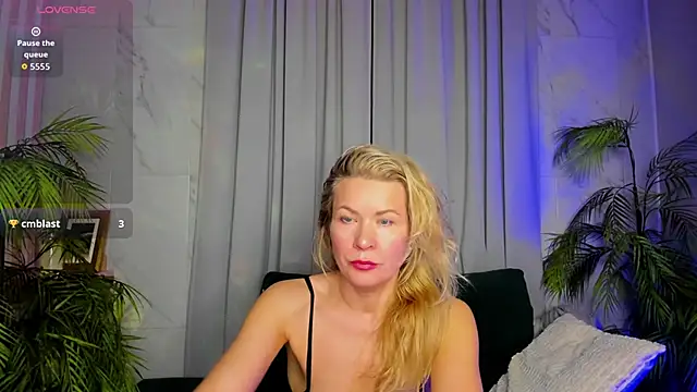 Snapshot of Julia_Giulia chatting on March 27, 8:20 am Julia Giulia online show from March 27, 8:20 am