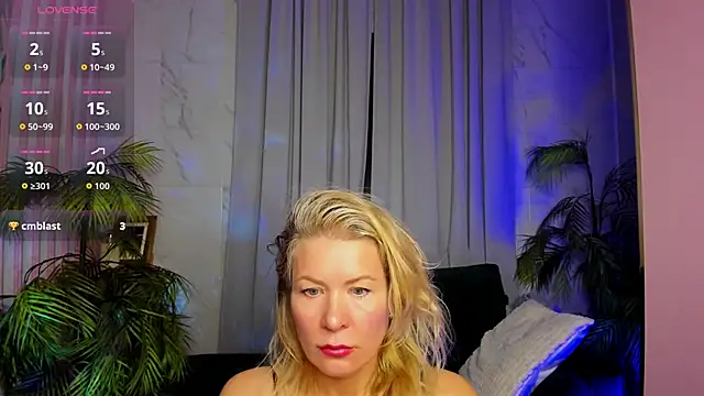 Snapshot of Julia_Giulia chatting on March 27, 8:26 am Julia Giulia online show from March 27, 8:26 am
