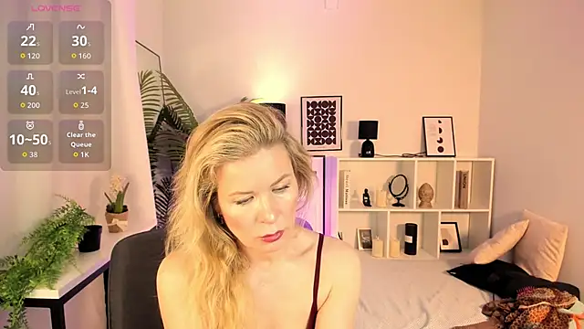 Snapshot of Julia_Giulia chatting on April 3, 7:50 am Julia Giulia online show from April 3, 7:50 am