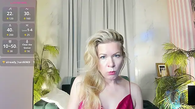 Snapshot of Julia_Giulia chatting on April 8, 2:28 pm Julia Giulia online show from April 8, 2:28 pm