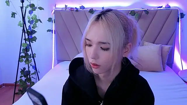 Snapshot of okerriella chatting on May 14, 8:21 am okerriella online show from May 14, 8:21 am