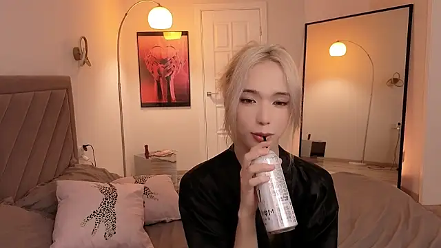 Snapshot of okerriella chatting on May 28, 8:22 am okerriella online show from May 28, 8:22 am
