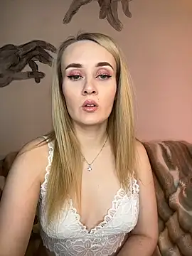 Snapshot of KiraBerht chatting on March 1, 6:32 pm KiraBerht online show from March 1, 6:32 pm