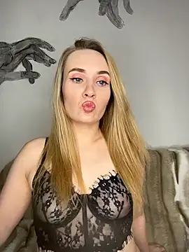 Snapshot of KiraBerht chatting on March 26, 4:45 pm KiraBerht online show from March 26, 4:45 pm