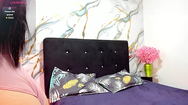 RoxanaBorns  online show from July 6, 8:55 am