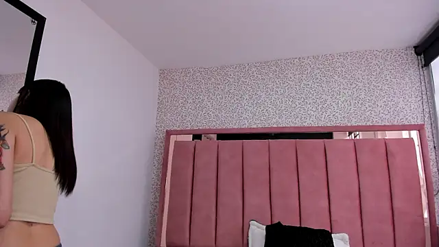 Hanna Lee   online show from November 12, 8:30 pm