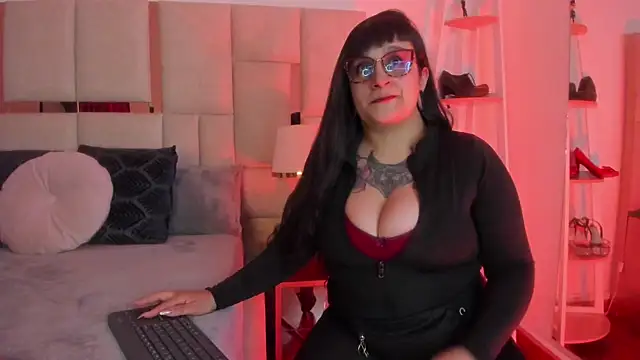 Violett Novoa online show from February 5, 8:02 pm