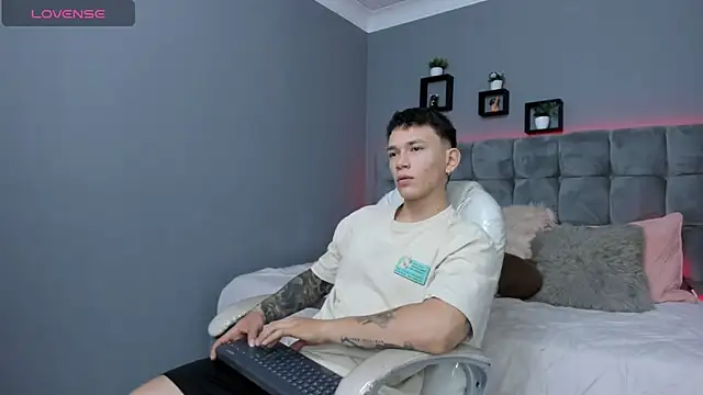 Snapshot of Thomas_moon chatting on September 20, 12:50 pm Thomas moon online show from September 20, 12:50 pm