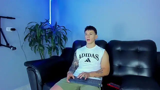 Snapshot of Thomas_moon chatting on September 29, 12:54 pm Thomas moon online show from September 29, 12:54 pm