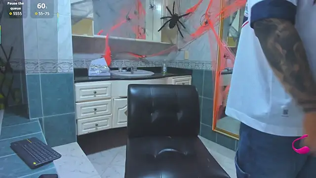 Snapshot of Thomas_moon chatting on October 14, 12:17 pm Thomas moon online show from October 14, 12:17 pm