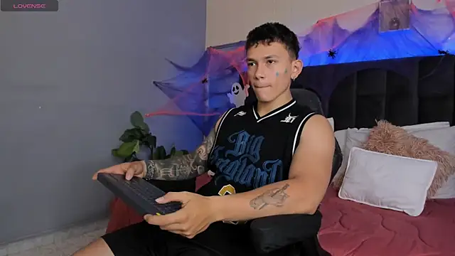 Snapshot of Thomas_moon chatting on October 16, 12:50 pm Thomas moon online show from October 16, 12:50 pm