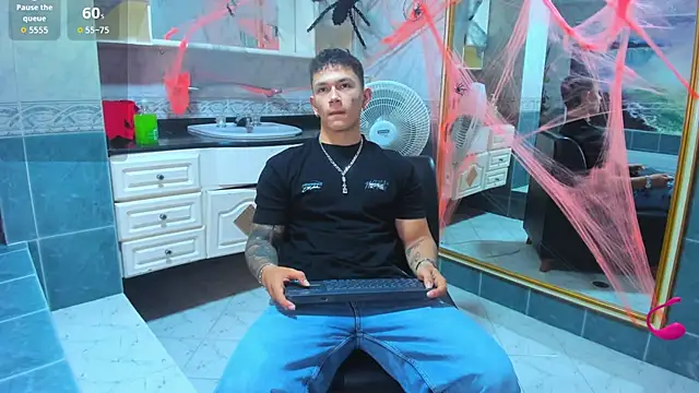 Snapshot of Thomas_moon chatting on October 17, 11:02 am Thomas moon online show from October 17, 11:02 am