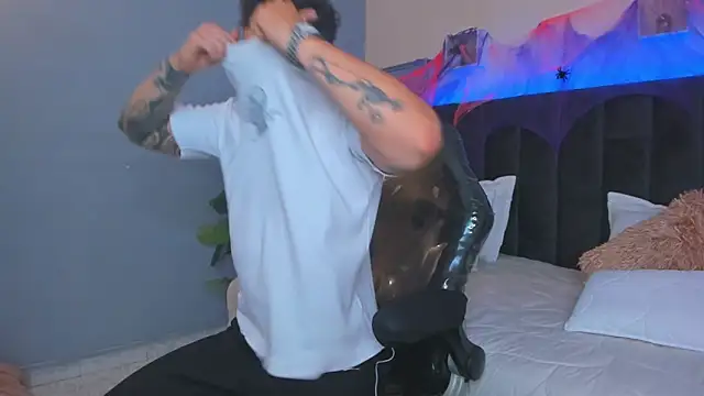 Snapshot of Thomas_moon chatting on October 18, 12:28 pm Thomas moon online show from October 18, 12:28 pm