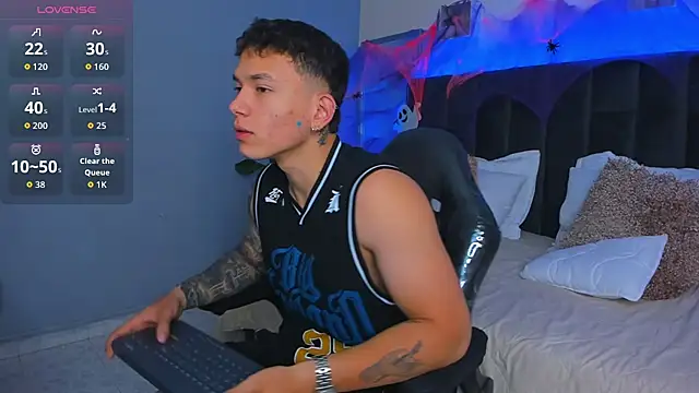 Snapshot of Thomas_moon chatting on October 21, 1:56 pm Thomas moon online show from October 21, 1:56 pm