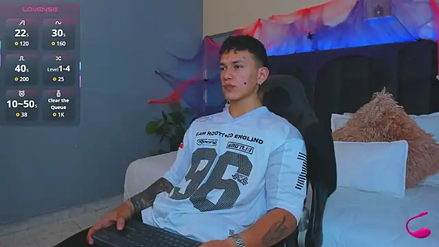 Snapshot of Thomas_moon chatting on October 28, 1:03 pm Thomas moon online show from October 28, 1:03 pm