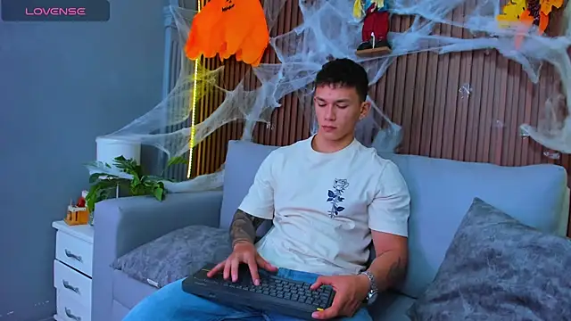 Snapshot of Thomas_moon chatting on October 29, 11:23 am Thomas moon online show from October 29, 11:23 am