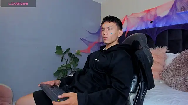 Snapshot of Thomas_moon chatting on October 30, 1:23 pm Thomas moon online show from October 30, 1:23 pm