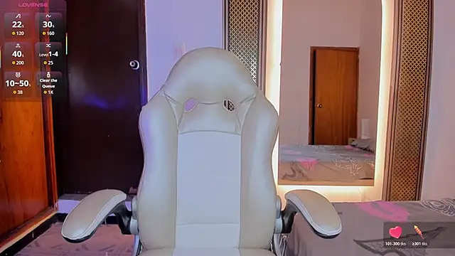 Elowen Clark online show from November 28, 8:55 pm