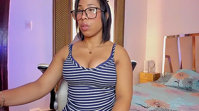 Elowen Clark online show from December 2, 8:15 pm