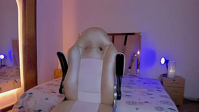 Elowen Clark online show from January 6, 8:23 pm