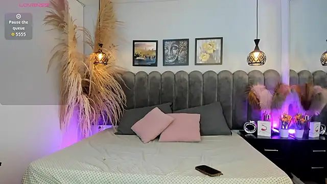 Viollet xoxo online show from October 13, 7:25 pm