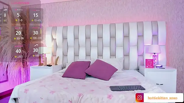 Snapshot of Viollet_xoxo chatting on February 17, 8:04 pm Viollet xoxo online show from February 17, 8:04 pm